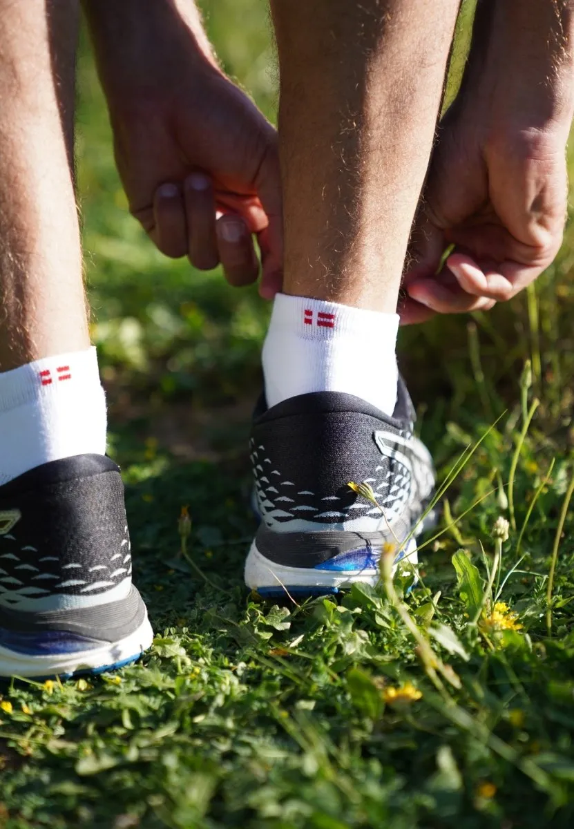 LOW-CUT RUNNING SOCKS FOR LONG DISTANCES